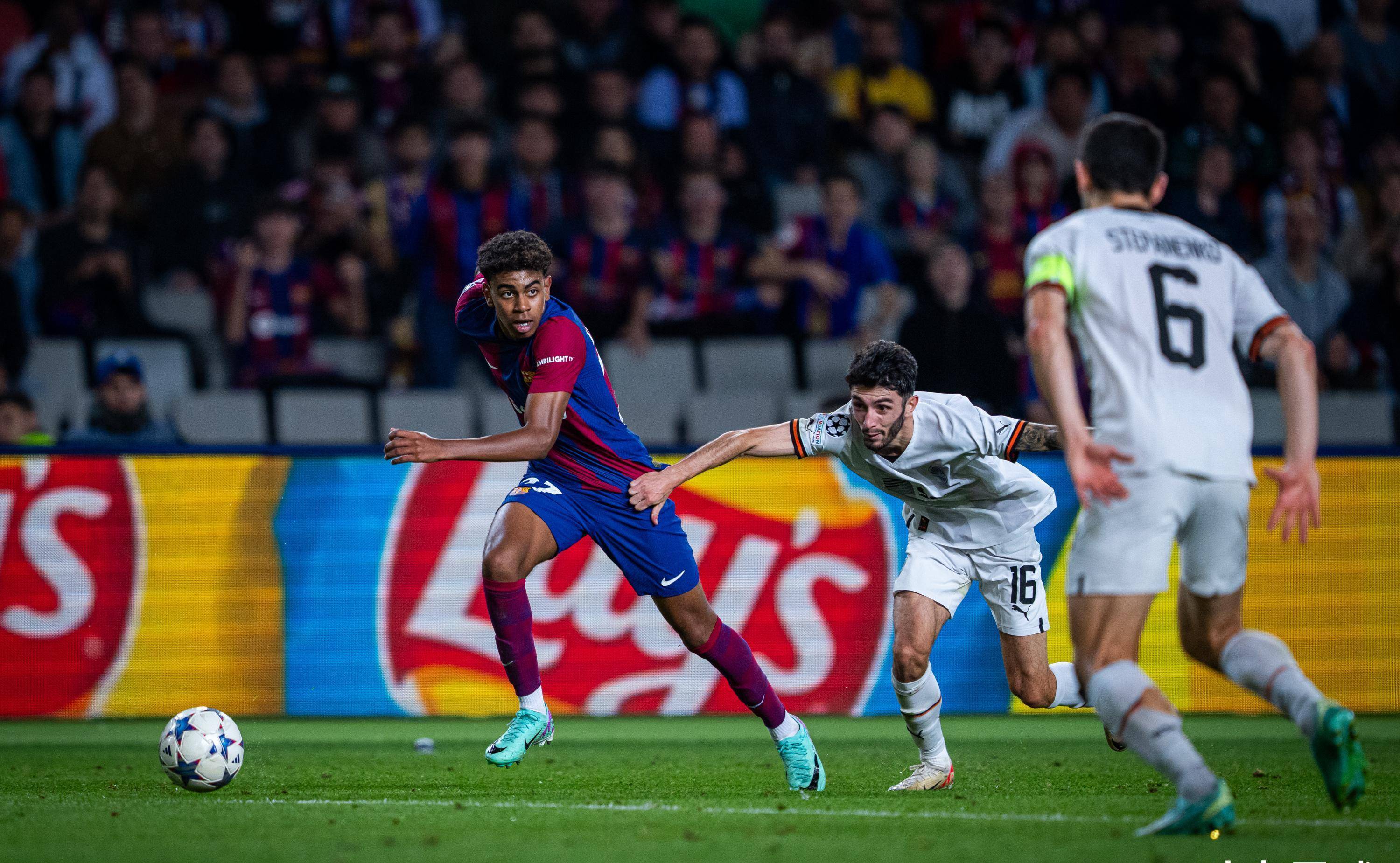 西甲联赛进入激烈争夺阶段，球队实力均衡