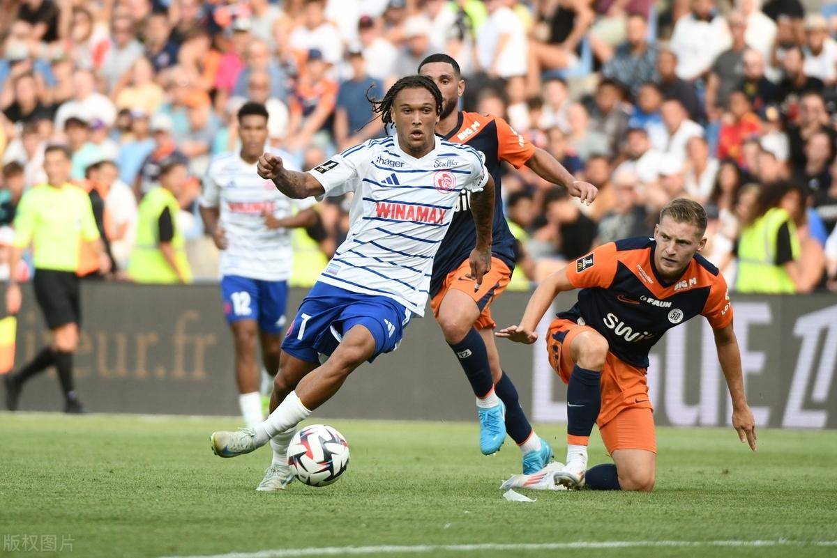 利兹联球员穆尔打入制胜球,领先积分榜 利兹联球员穆尔打入制胜球,领先积分榜