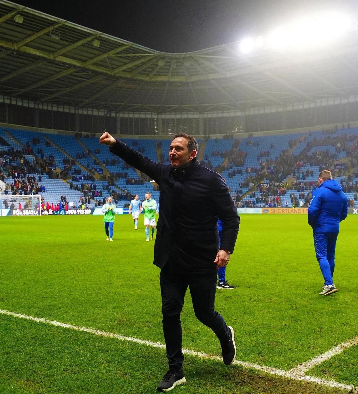 利兹联球员穆尔打入制胜球,领先积分榜 利兹联球员穆尔打入制胜球,领先积分榜