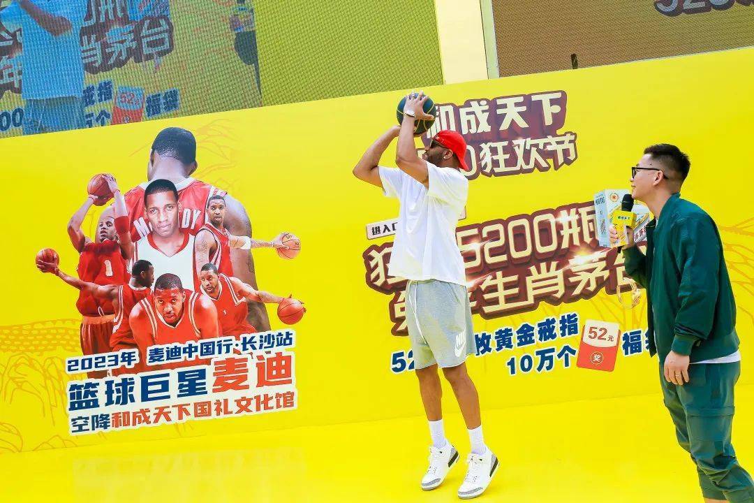 包含篮球粉丝狂欢活动暂停掌声如潮的词条