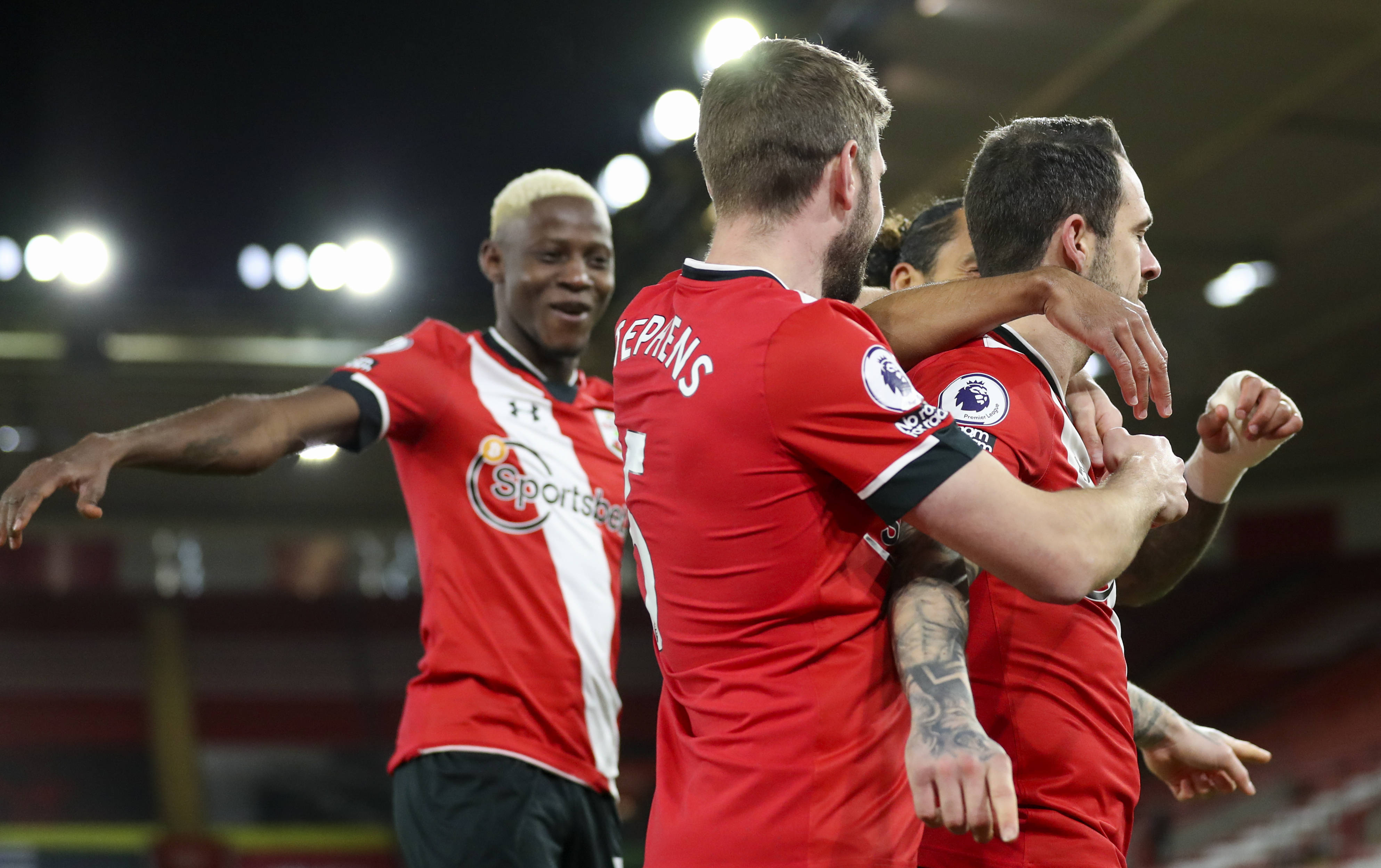 埃弗顿遭遇狼队绝平，难抵对手压力