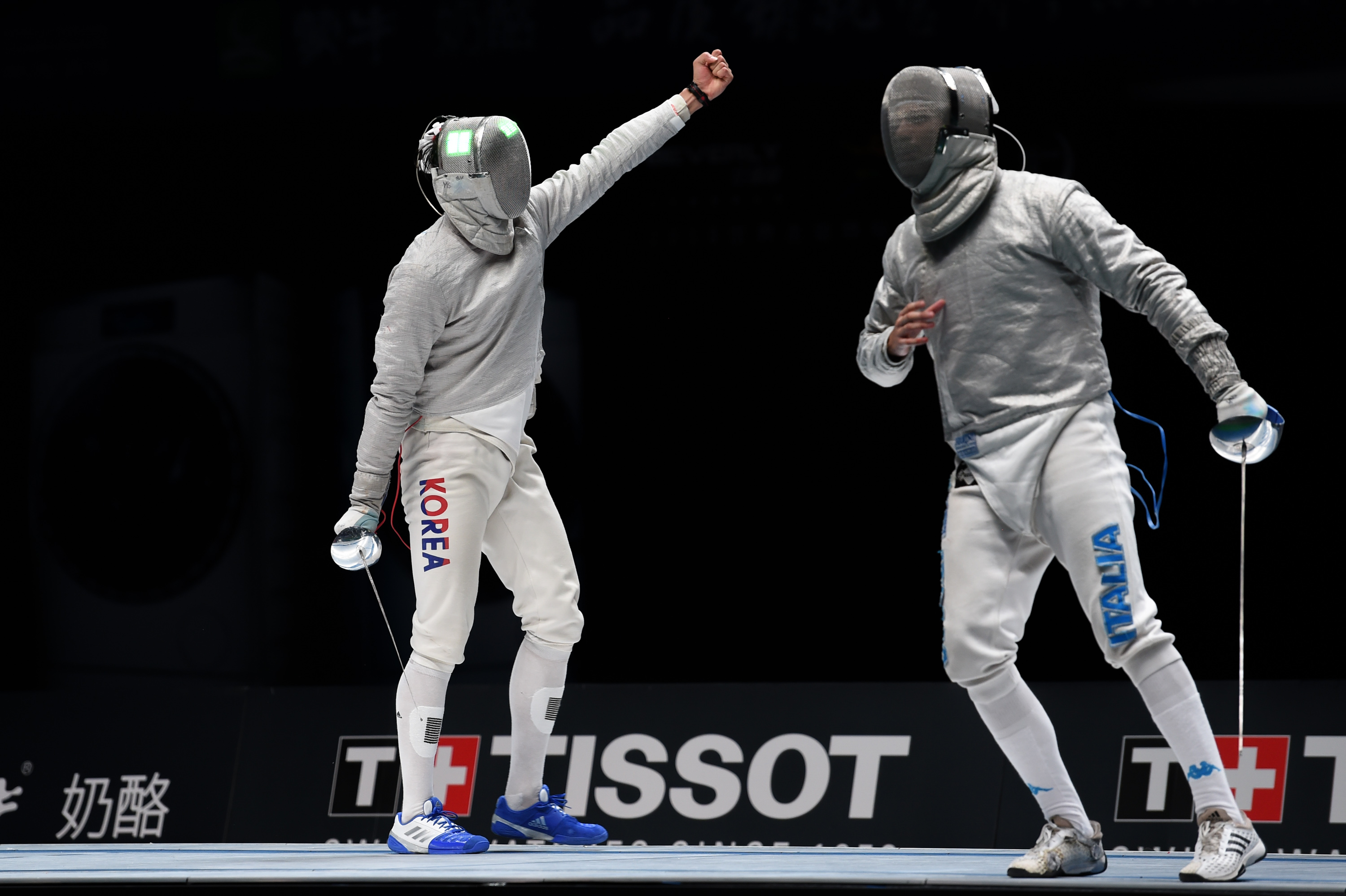 韩国击剑选手斩获男子佩剑金牌