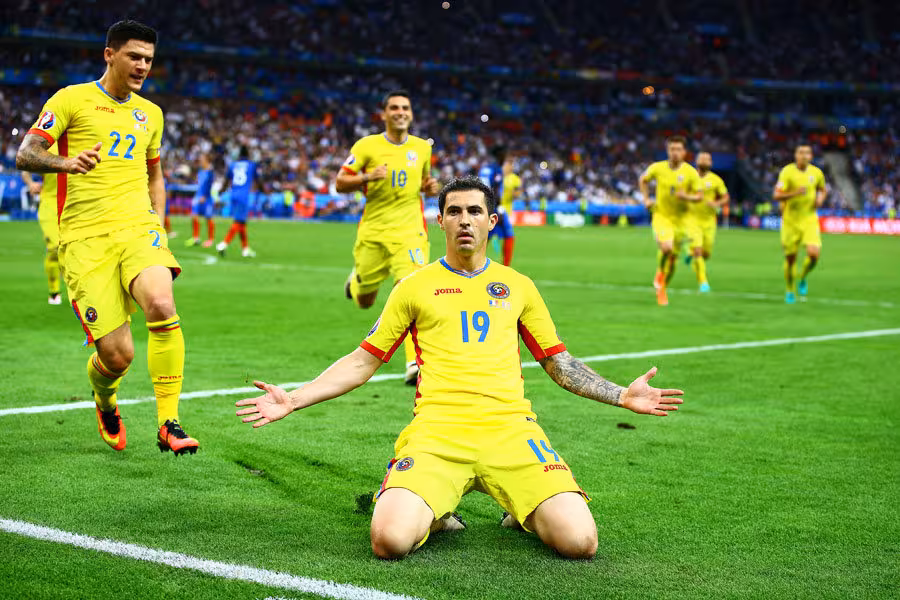 包含罗马尼亚大胜冰岛，晋级四强赛阶的词条