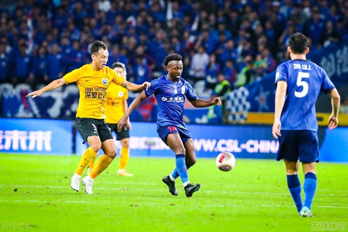 激情燃烧，足球场上强队对抗势均力敌！的简单介绍