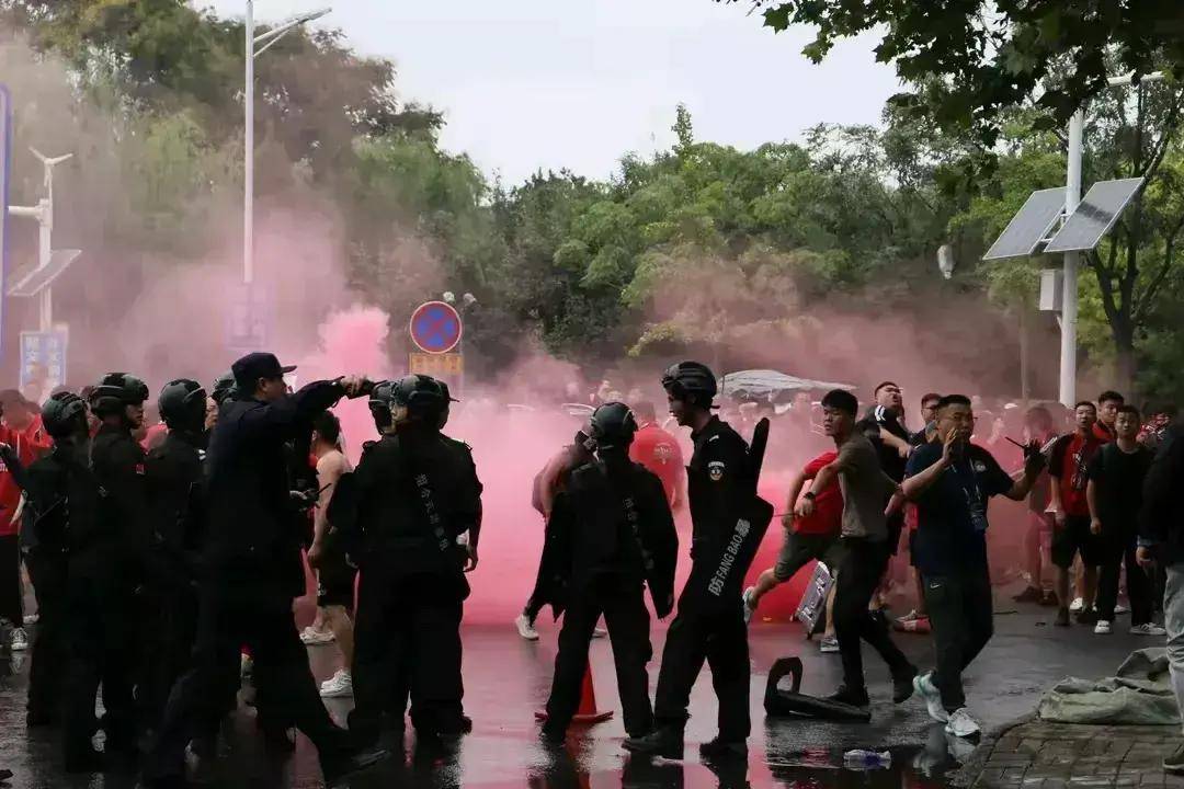 激情燃烧，足球场上强队对抗势均力敌！的简单介绍