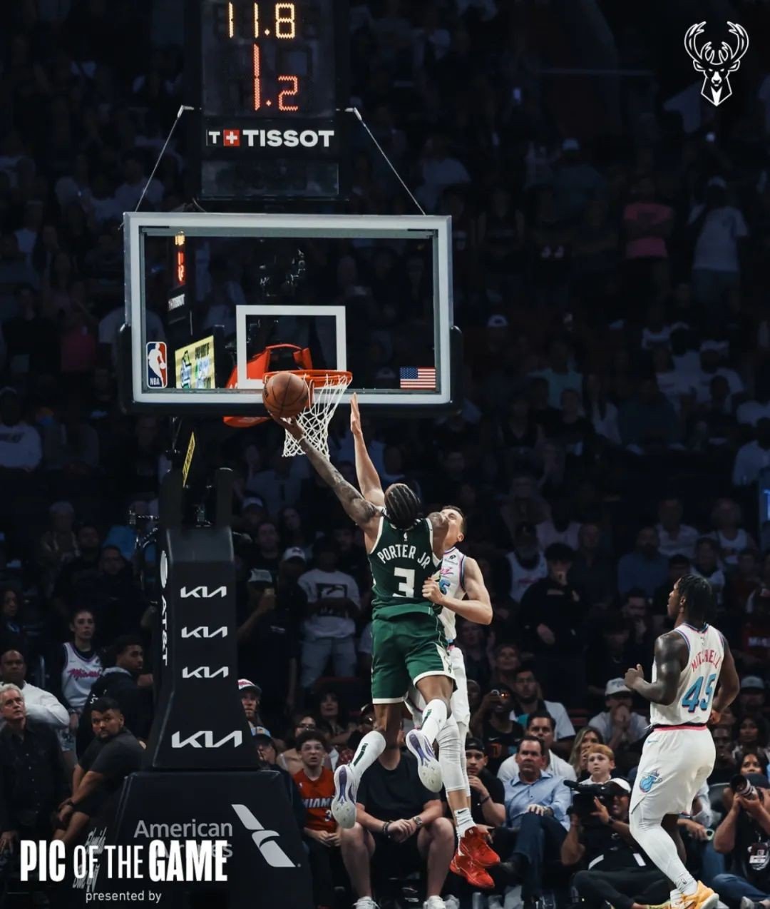 包含猛龙主场大胜雄鹿，东部争霸再掀高潮的词条