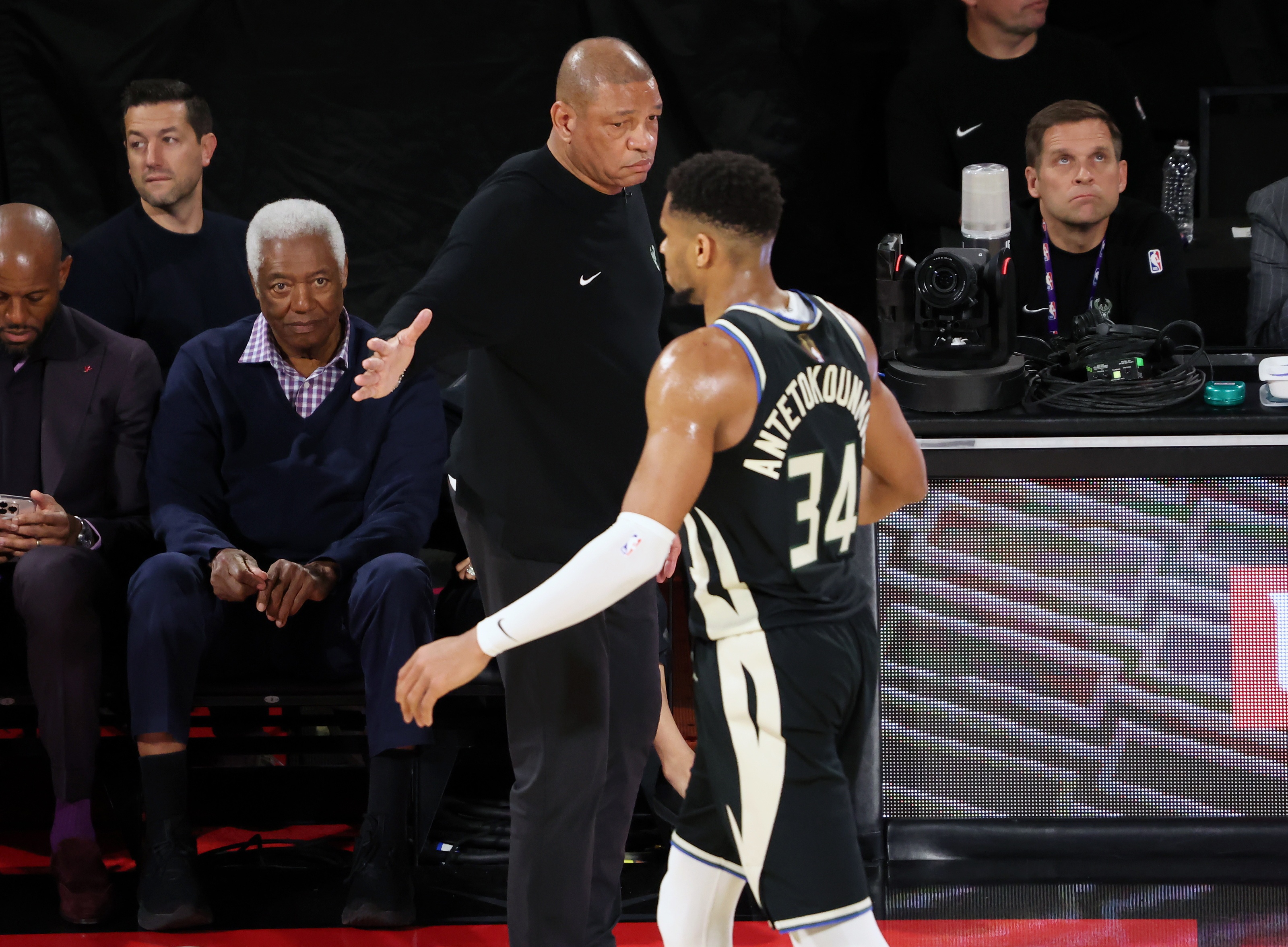 包含猛龙主场大胜雄鹿，东部争霸再掀高潮的词条