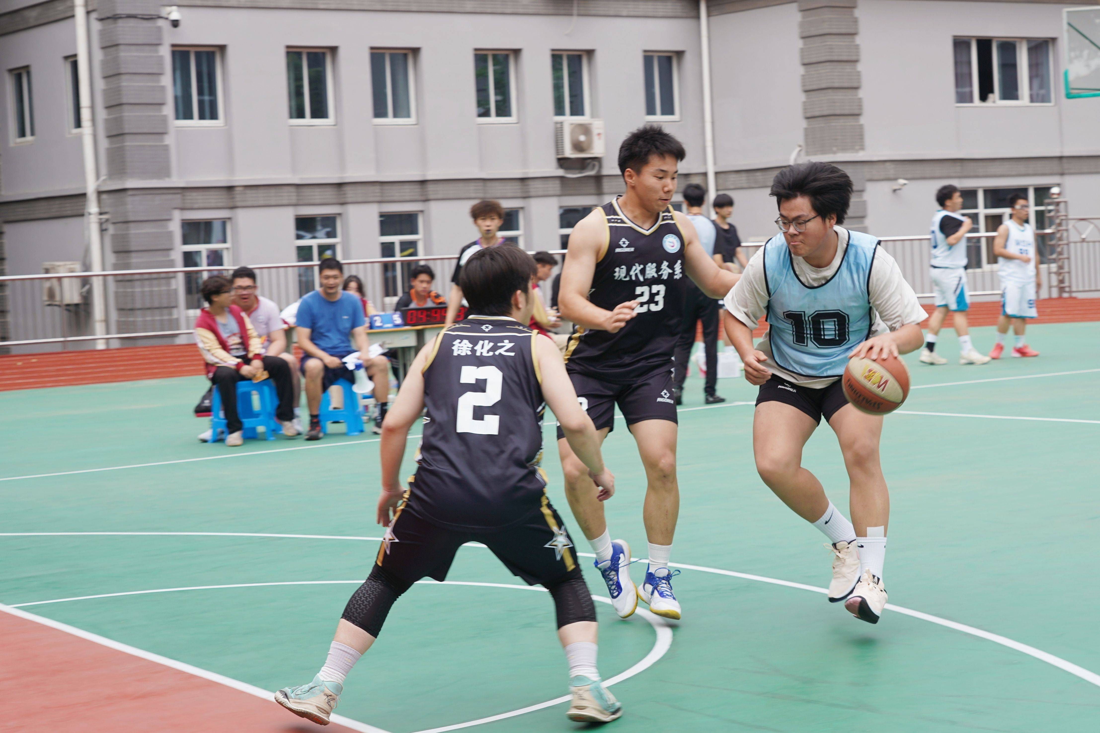 男子篮球联赛中的惊喜球队不断涌现 男子篮球联赛中的惊喜球队不断涌现