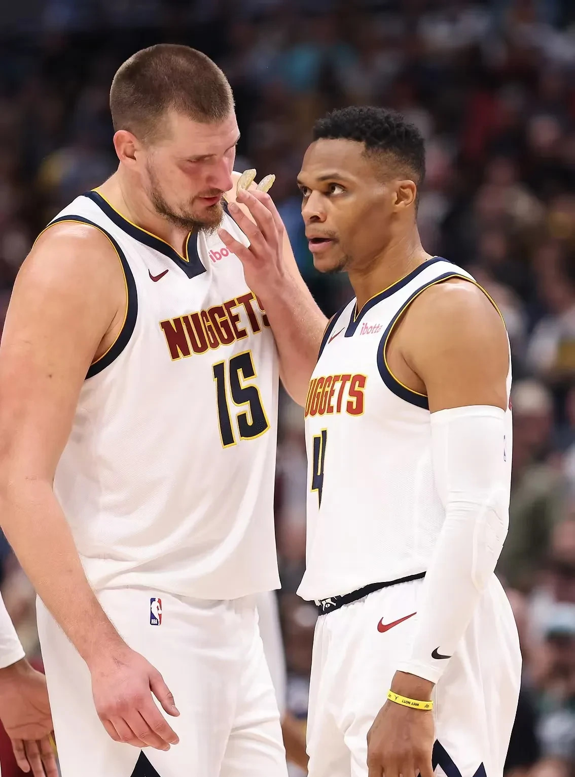 凯尔特人击败掘金，泰伦-卢赢得首胜的简单介绍