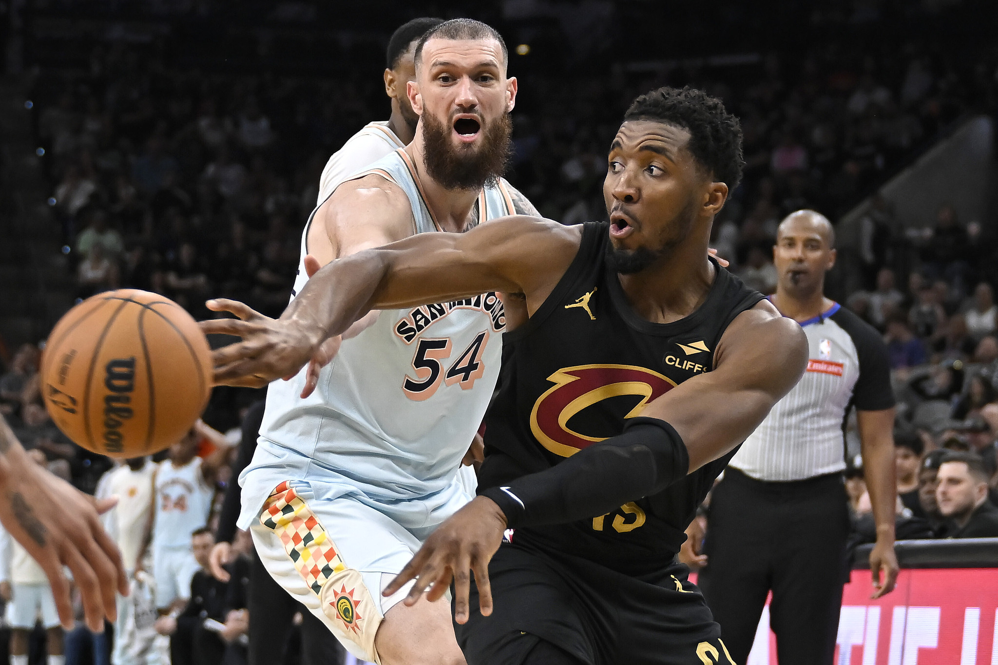 米切尔砍下50分，爵士击败开拓者