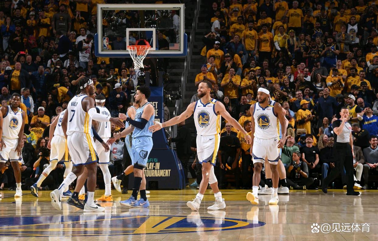 勇士主场击败灰熊,轻松取得胜利 勇士主场击败灰熊,轻松取得胜利